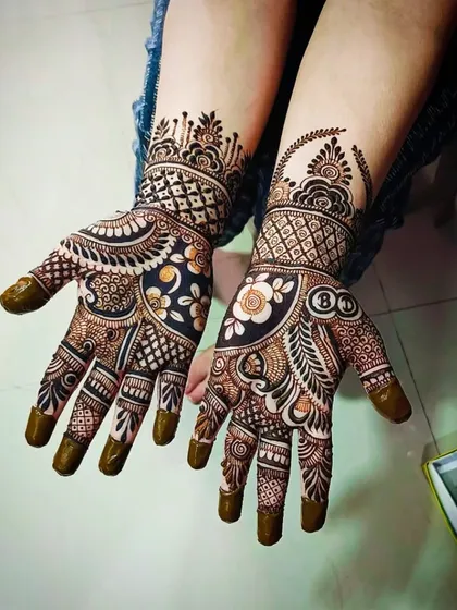Another shot of the '8' design, showing the intricate check patterns on the wrist.