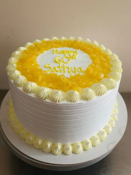 A classic pineapple cake, topped with pineapple chunks and piped frosting. A refreshing and timeless flavor.