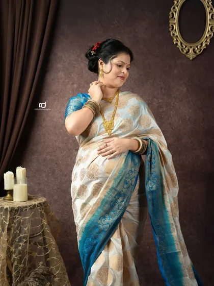 An elegant pose in a traditional silk saree. This solo portrait highlights the beauty of the fabric and the grace of the mom-to-be.
