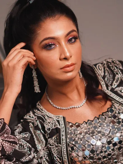 A direct and confident portrait. The makeup is bold and expressive, perfect for someone who wants to stand out at an event.