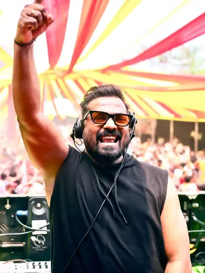 This is what pure energy looks like. At the Boom Color Festival, I love connecting with the crowd, raising my hand with them, and feeling that shared moment when the beat drops. It’s my job to create the vibe for your event.