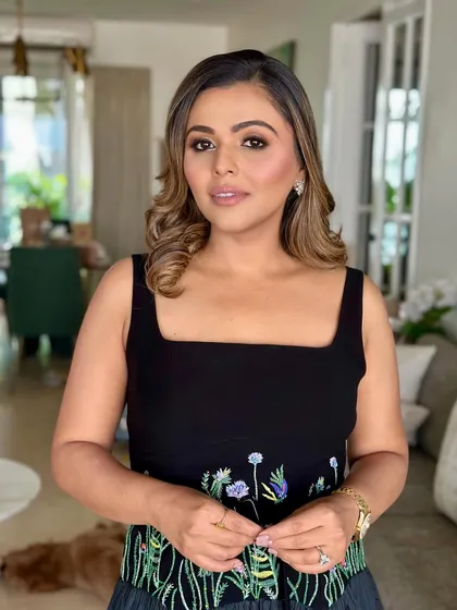 A closer look at the soft glam I created for this client. The skin is radiant but not overly shiny, and the eyes are gently defined to make them the focal point, showcasing a polished and professional finish.