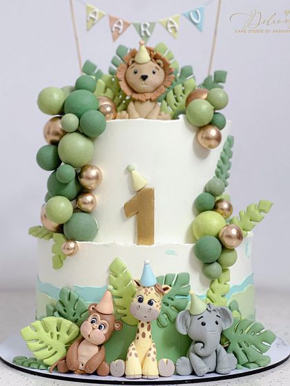 A close-up of the adorable, party-hat-wearing fondant animals. Getting these little details right is what gives a cake its charm.