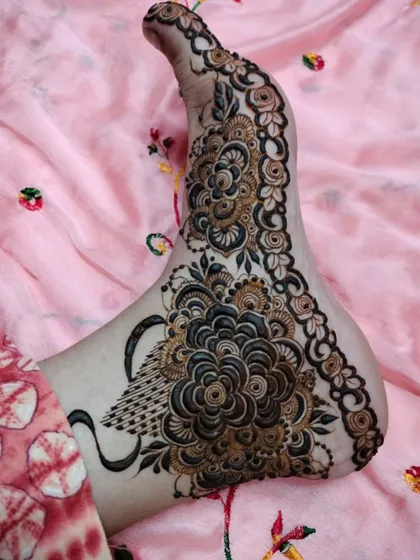 A unique and elegant foot design featuring a beautiful swan motif. The swan's feathers blend seamlessly into the intricate floral patterns, creating a truly special piece.