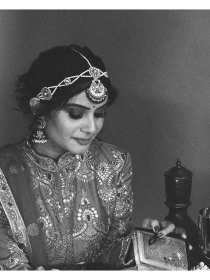 A black and white version of the vintage bridal look, which gives it a beautiful, old-world feel. The intricate embroidery on the high-neck blouse and the delicate matha patti become the central focus.