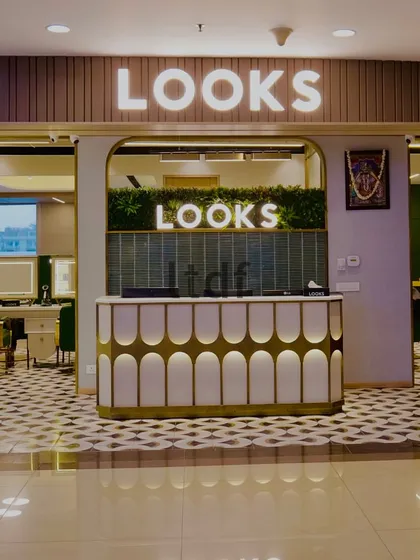 The entrance to this salon was designed to be an invitation into a world of indulgence and style. We used a language of soft arches, geometric floor patterns, and biophilic touches to create a unique and welcoming first impression that sets the tone for the entire experience.