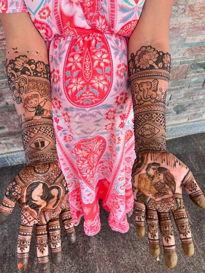 A full view of the couple portrait and pregnancy silhouette mehendi for a baby shower.