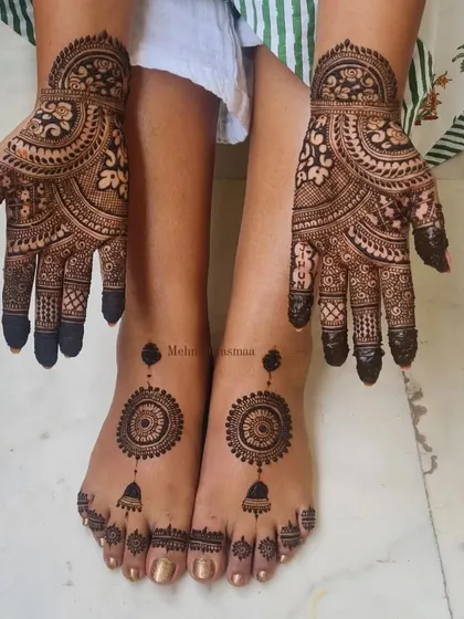 A simple bridal look with matching designs for the hands and feet, creating a cohesive and beautiful aesthetic.