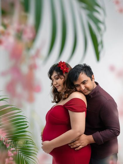 An intimate moment amidst the leaves. This couple's portrait, framed by tropical foliage, feels like a private, romantic escape.
