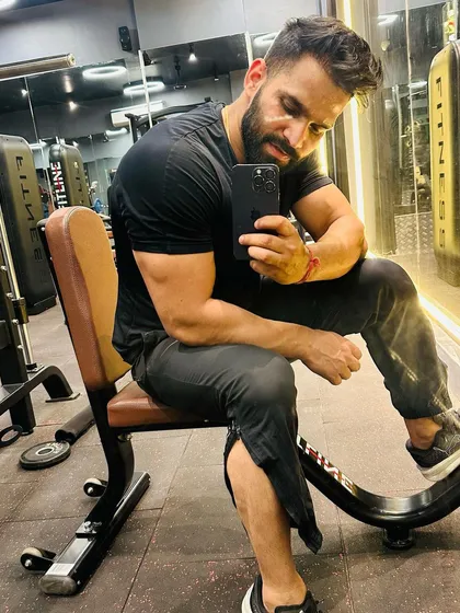 A quick selfie during a workout session. This is my happy place, where I work on myself and build the discipline I talk about.