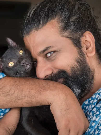 This is what a bond looks like. A quiet, trusting moment between a man and his cat, Flow. It’s a privilege to be invited into these spaces to capture the deep, gentle connection that proves love comes in all forms, often with whiskers.