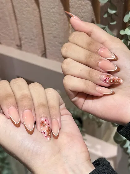 This full set combines a modern brown French tip with festive, hand-painted Christmas details for a unique holiday look.