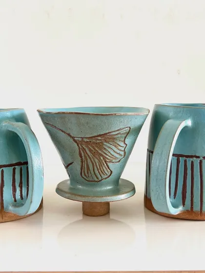 A lovely nature-inspired coffee pour-over and mug set, decorated with a carved ginkgo leaf.