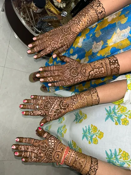 A lovely shot of mehendi for the whole bridal party. I can create coordinated yet unique designs for the bride's friends and family.