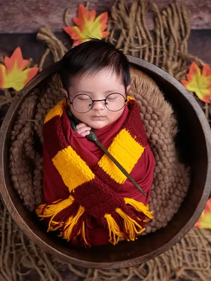Wingardium Leviosa! Our little wizard is ready for Hogwarts, complete with a Gryffindor scarf, round glasses, a magic wand, and his own Hedwig. A magical theme for any Harry Potter fan.
