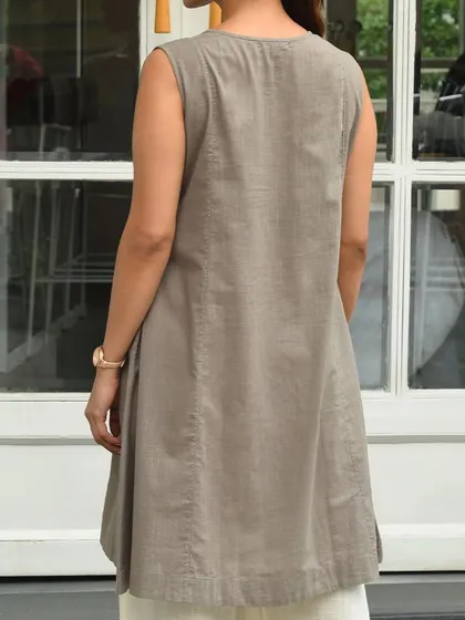 The back of our Bagh sleeveless kurta shows its clean lines and simple silhouette, allowing the delicate Soof embroidery to take center stage.
