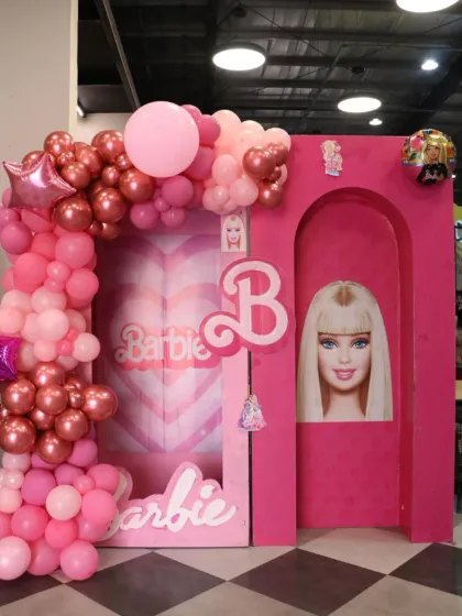 Does your child dream of a Barbie party? We make it happen with stunning, fully-themed decorations. This Barbie-box photo booth is just one example of how we create immersive, picture-perfect party experiences.