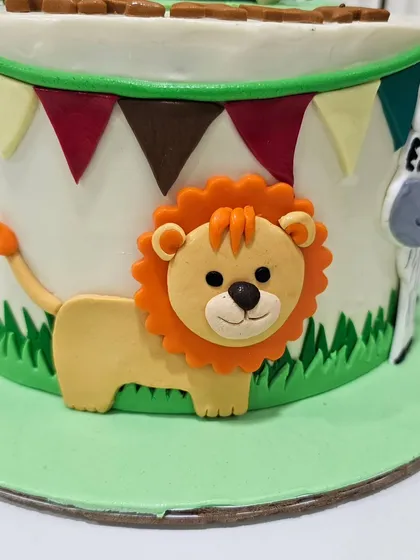 Detail of the friendly 2D lion on the side of the cake.