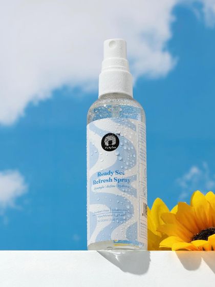We captured this hair spray against a printed sky backdrop to give it a fresh, outdoorsy feeling. The water droplets on the bottle add to the sense of hydration and refreshment.