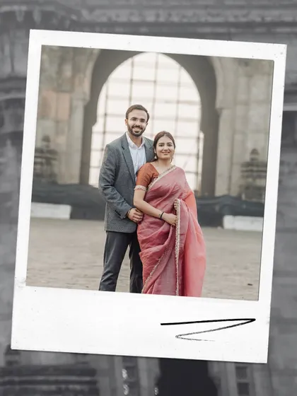 A simple, classic portrait in front of the Gateway of India, edited to look like a vintage Polaroid. This style adds a touch of nostalgia to their pre-wedding memories.