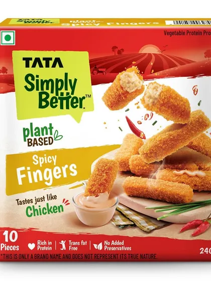 Packaging photography for Tata Simply Better's plant based Spicy Fingers. The key was to make them look crispy and delicious, with a dynamic "flying food" composition that shows the cheesy texture inside.