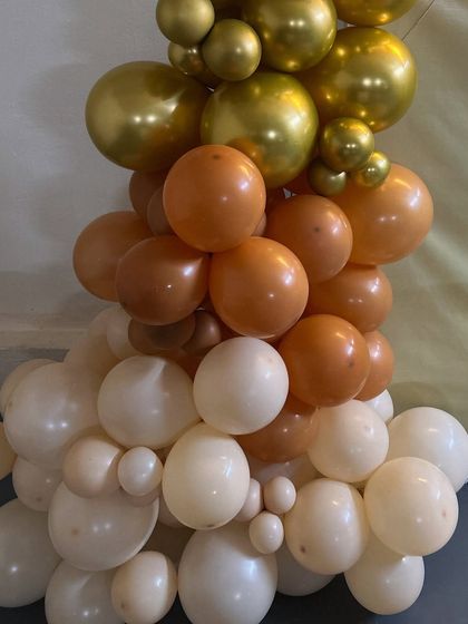 A close-up of the organic balloon garland in a beautiful gradient of earthy tones, perfect for a sophisticated celebration.