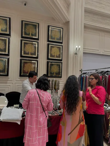 My focus is on creating genuine connections. Here you can see shoppers actively engaging with a jewellery vendor, taking the time to appreciate the handcrafted products on display.