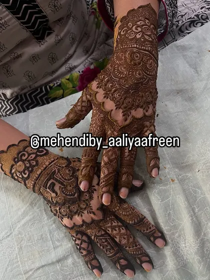A final look at the personalized mehendi with the initials 'F' and 'T'.
