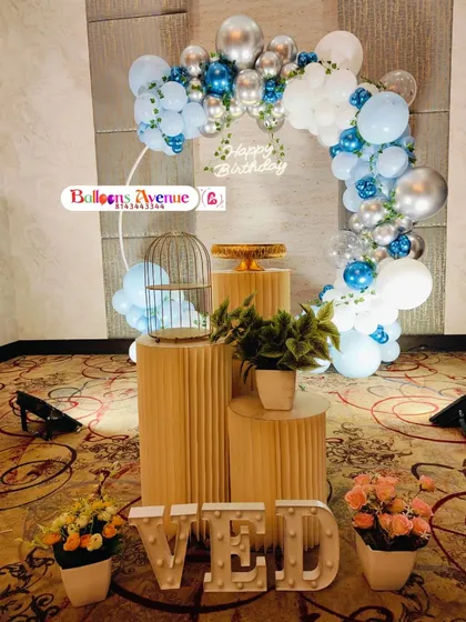 A simple yet elegant blue and silver balloon ring setup for Ved. This is a great option for a stylish celebration in a smaller venue.