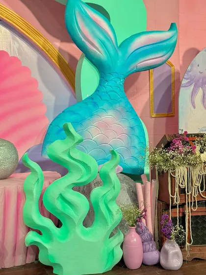 From a pastel soft play area and a cotton candy cart to a buffet with an LED screen backdrop showing aquatic life, every element was designed to immerse guests in Miraya's mermaid world.