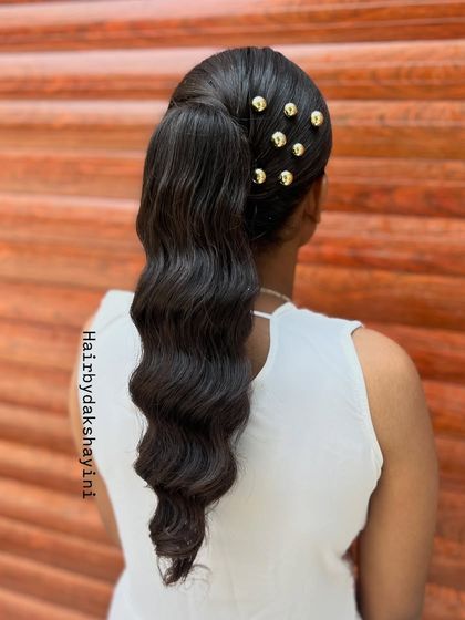 A final shot of the trendy and glamorous wavy ponytail.