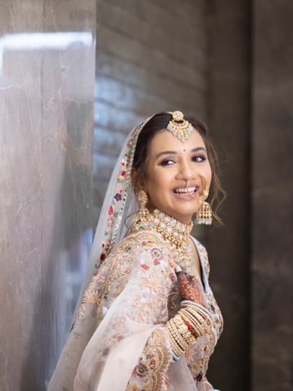 Modern Pastel & White Bridal Looks photo 27