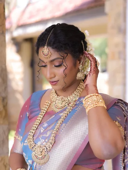 I love how this bride styled our South Indian temple jewellery. This close-up shows the beautiful details of the layered necklaces, the intricate choker, and the matching maang tikka that perfectly complete her bridal look.