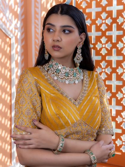 An ode to modern jewellery with pure craftsmanship. This mint green Kundan set is a beautiful choice for any festive occasion, celebrating the luxury of Indian heritage.