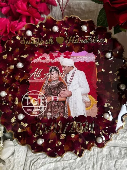 A clear, top-down view of the 8-inch round frame, showing the arrangement of the photo, names, and date within the floral design.