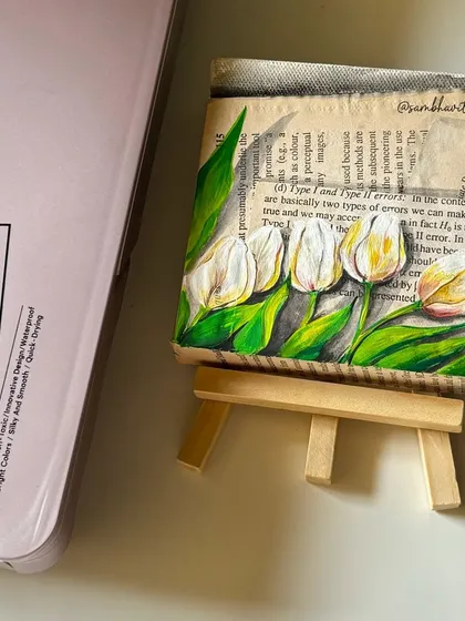 Another angle of the tulip canvas, showing it next to the acrylic paint set I used. It’s amazing how much detail you can fit onto a small surface.