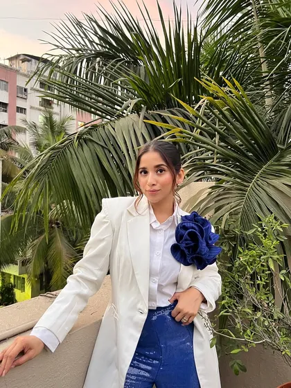 Another angle of this power look. The contrast between the sharp blazer and the sparkling trousers creates a really dynamic and eye-catching outfit.