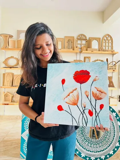 Here I am with a finished poppy texture painting. I love how the raised petals give the artwork a 3D effect, making the flowers feel like they are popping right off the canvas. This is a great workshop for learning how to create depth and texture in your art.