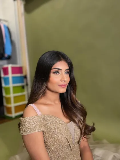 This side profile shows the beautiful flow of the soft waves, a versatile style that works for both editorial shoots and evening events.