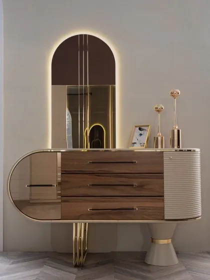 With a vintage-inspired style, our Retro dressing unit is a distinctive piece that adds a stylish touch to any bedroom. It features a harmonious blend of wood veneer, lacquered surfaces, and a tubular gold-plated brass frame.