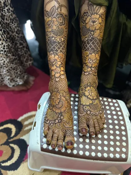 This floral bridal leg design extends up to the mid-calf. The use of lattice patterns and floral bands creates a look that is both traditional and very beautiful.