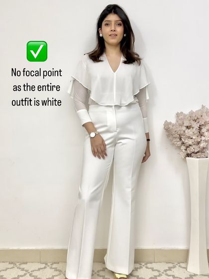 The first solution: a monochrome look. By wearing all white, there is no single focal point on the tummy, creating a seamless and elongated line.