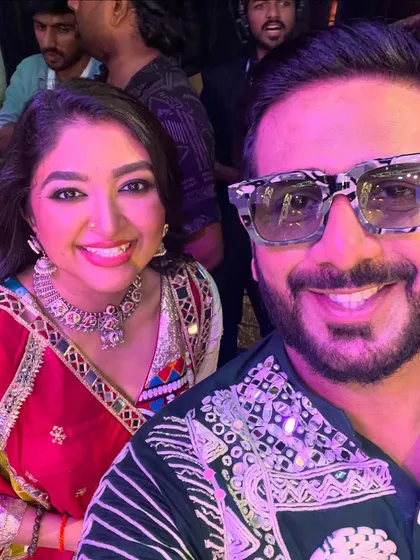 Another great shot with the powerhouse performer Bhoomi Trivedi. As a co-host, building a great rapport with the main artist is key to a successful event.