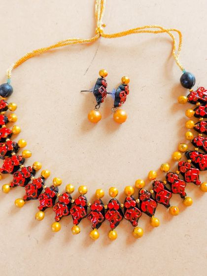 A lightweight and beautiful choker set in red and black. The design is simple and elegant, perfect for many different occasions.