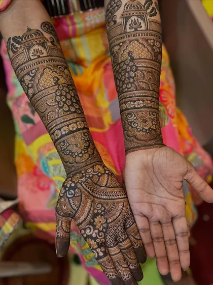 A slightly different angle of the peacock and dome bridal design, highlighting the intricate details on the arms. The symmetry and clean lines are key to this classic style.