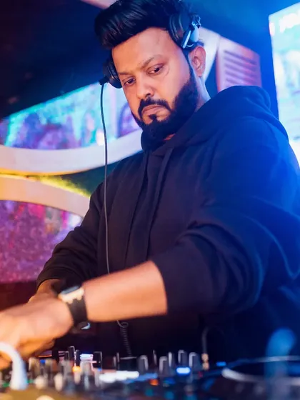 Focused and in the zone. A candid shot from my set at Jannaat Club, Kolkata.