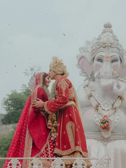 A sacred moment of union, with a magnificent Ganesha idol blessing the couple. We incorporate cultural and spiritual elements into the Varmala ceremony.