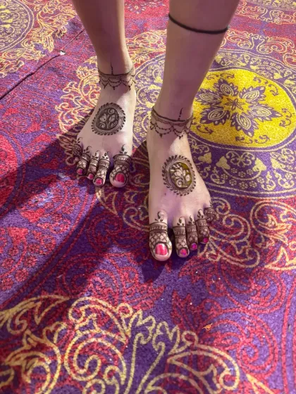 I also offer simple and elegant feet mehndi for guests. This design features a delicate mandala on the top of the foot with matching toe details, perfect for completing the festive look.