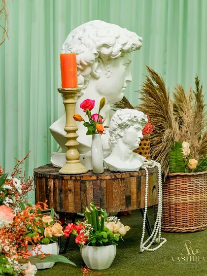 Another view of the artistic vignette, with two classical busts of different sizes creating a sense of scale and history.