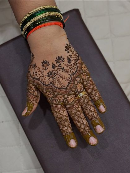 This demo showcases a beautiful lotus motif, which is very popular in bridal mehendi. I teach my students how to draw these delicate florals with precision and grace.
